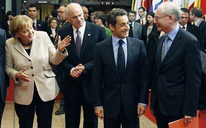 La canciller alemana, Angela Merkel, el primer ministro de Grecia, George Papandreu, su homólogo francés, Nicolas Sarkozy, y el presidente del Consejo Europeo, Herman Van Rompuy.