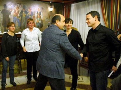 Andoni Ortuzar, presidente del PNV, saluda a Hasier Arraiz, l&iacute;der de Sortu, antes de comparecer en rueda de prensa en Bilbao en 2014.