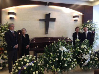 Rafael Tovar, director de CONACULTA (izquierda) al lado de Carmen Miracle, viuda del escritor, en la capilla ardiente.