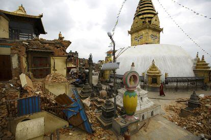 Un monje entre las ruinas en la zona de Swoyambhunath Stupa, un lugar patrimonio mundial de la UNESCO, el 28 de abril de 2015.