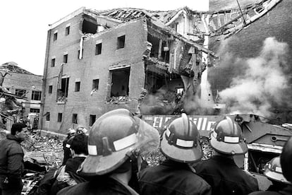 Bomberos observan los restos de la casa cuartel de la Guardia Civil en el barrio de La Jota, en Zaragoza, destruída en un atentado de ETA en Zaragoza, el 11 de diciembre de 1987.