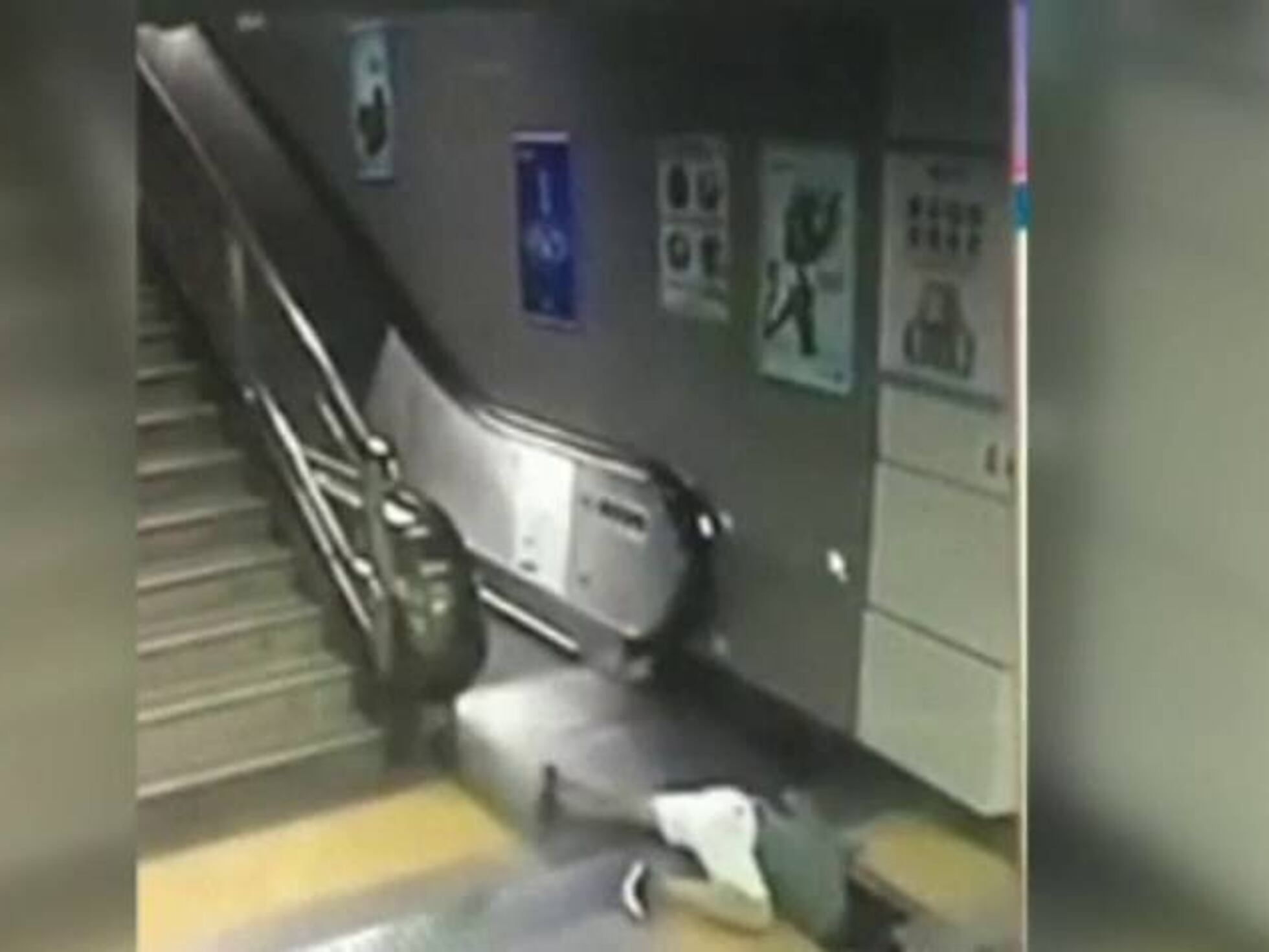 El Suelo Se Traga A Una Mujer China En Las Escaleras Mecanicas Del Metro Videos El Pais