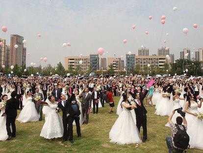 Parejas de recién casados en Chengdu, al sudoeste de China.