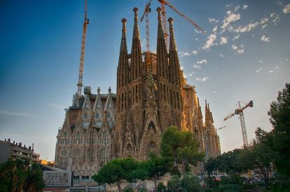 Casi 100 años después de la muerte del arquitecto Antoni Gaudí, en 1926, la Sagrada Familia de Barcelona sigue en construcción, con las ideas originales del autor como base. Este hecho despierta polémica entre los expertos y aficionados a la arquitectura, muchos de los cuales hubieran preferido que se mantuviera la construcción tal cual estaba. Pero lo cierto es que cuando las 18 torres estén completamente terminadas (se terminará en una fecha indeterminada entre 2020 y 2040), la Sagrada Familia será (ya lo es) un imán turístico imbatible.