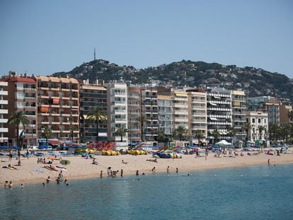 La playa y apartamentos en primera línea de costa en Lloret de Mar, el municipio de costa con más hogares compartidos registrados, un total de 26.