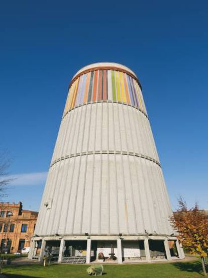 Antigua torre de refrigeración, de 45 metros de altura, en el Museo de la Siderurgia, en Langreo (Asturias).