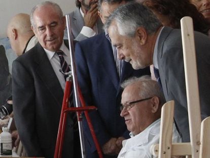 Jos&eacute; Antonio Gri&ntilde;&aacute;n, durante una visita a un centro de mayores el jueves.