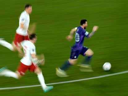 Messi conduce el esférico ante dos rivales de Polonia.