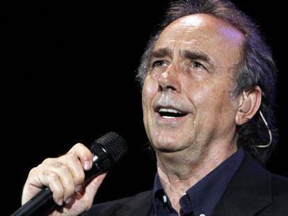 Serrat, durante un concierto en Barcelona en 2010