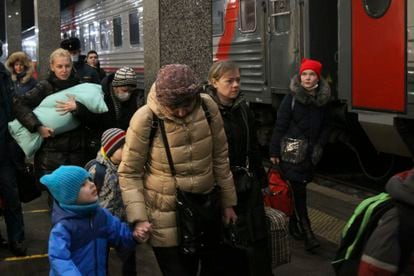 Evacuación de ciudadanos de Donetsk, este martes. 