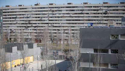 En primer plano, una escuela del barrio de La Mina.