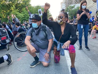 Sabiyha Prince y su marido, Steven, se arrodillan para protestar en una calle de Washington.