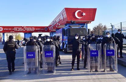 La policía turca hace guardia en la entrada de los juzgados en Sincan (cerca de Ankara), el 26 de noviembre de 2020.