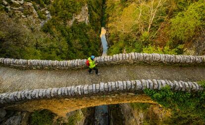 El puente de San Urbez sobre el río Bellós, en el cañón de Añisclo, uno de los valles del parque nacional de Ordesa y Monte Perdido, en el Pirineo aragonés.