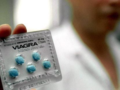 Un doctor muestra píldoras del tratamiento Viagra de Pfizer