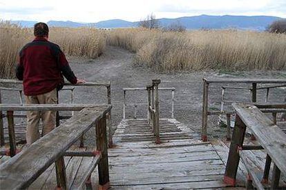 Embarcadero del parque, el viernes pasado, rodeado de tierra seca.