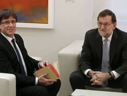 Di&agrave;leg entre Rajoy i Puigdemont el 2016.