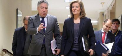 La ministra de Empleo, F&aacute;tima B&aacute;&ntilde;ez, con el secretario de Estado Tom&aacute;s Burgos