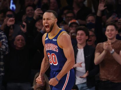 Stephen Curry celebrates the triple with which he broke the record for triples in NBA history, during the game between the Knicks and the Warriors.