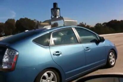 Coche de Google que circula automáticamente por una carretera.