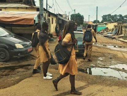 Un grupo de escolares camina por una calle de Conakry, capital de la República de Guinea.