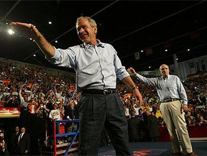 El presidente Bush se dirige al estrado en un acto político celebrado el pasado jueves en Las Cruces, Estado de Nuevo México, tras ser presentado por el ex alcalde de Nueva York Rudolph Giuliani.