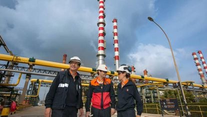Responsables de la planta ante la nueva torre.