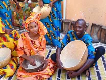 En la escuela de cocina Yabouy Home Cooking los alumnos aprenden recetas tradicionales locales, en la ciudad de Brufut, Gambia.