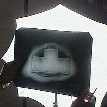 Imagen de rayos X, mostrada por un canal ruso de televisión, de la piedra supuestamente utilizada por espías británicos.