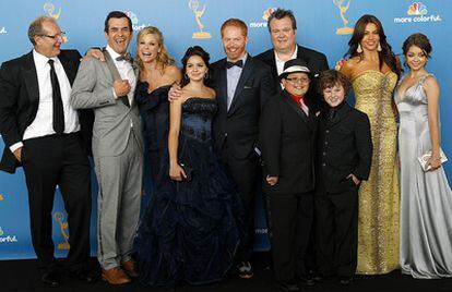 En el duelo de comedias 'Modern Family' se ha impuesto a 'Glee' y ha conseguido el premio a Mejor Serie. Su plantes de actores han sido de los más entusiastas en el escenario