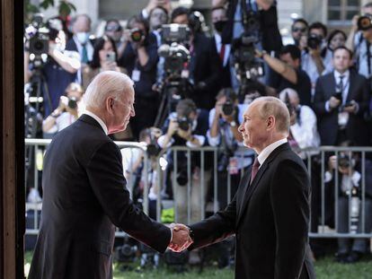 Biden (izquierda) saluda a Putin el miércoles pasado en Ginebra