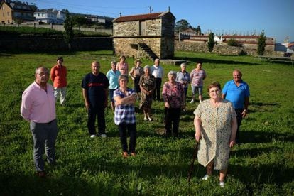 Vecinos de la Aldea de O couto (Ponteceso) que será objeto de una investigación de la Universidad de Santiago de Compostela.