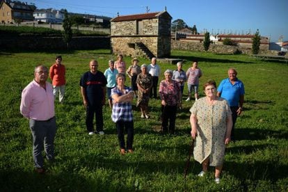 Vecinos de la Aldea de O couto (Ponteceso) que ser&aacute; objeto de una investigaci&oacute;n de la Universidad de Santiago de Compostela. 