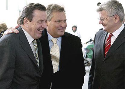 El presidente de Polonia, Alexander Kwasniewski (centro), con Schröder (izquierda) y Fischer , ayer en Berlín.