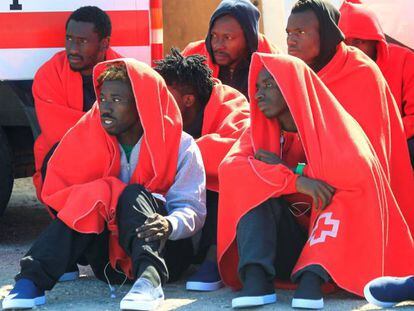 Inmigrantes rescatados en el Estrecho de Gibraltar el pasado martes.