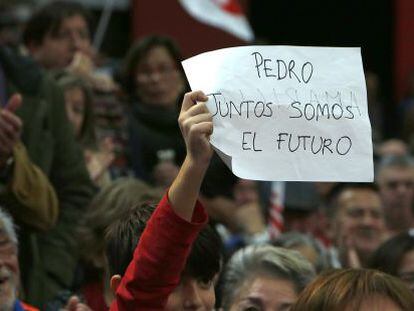 Un ni&ntilde;o sostiene un mensaje para el l&iacute;der socialista, el domingo en el mitin del PSOE en Valencia. 