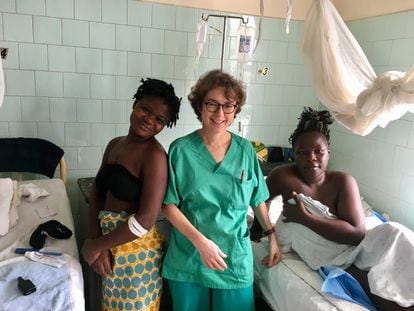 La cirujana madrileña Soledad Oliart junto a dos pacientes de fístula obstétrica en St. Joseph Catholic Hospital de Monrovia, Liberia.