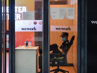 Vigilante en unas oficinas de WeWork en Beijing. 