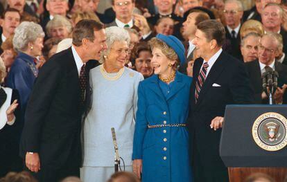 El presidente Ronald Reagan, y su esposa Nancy en Washington en 1985. Junto a ellos el entonces vicepresidente, George W.H. Bush, y su esposa Barbara.