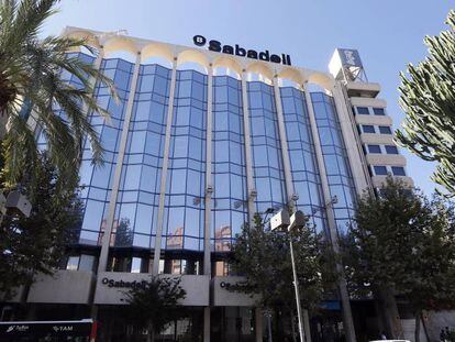Vista del edificio del Sabadell en Alicante