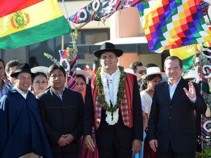 El presidente de Ecuador, Rafael Correa (c), el canciller ecuatoriano, Ricardo Pati&ntilde;o (d) y su hom&oacute;logo boliviano, David Choquehuanca (2-i) en Cochabamba,