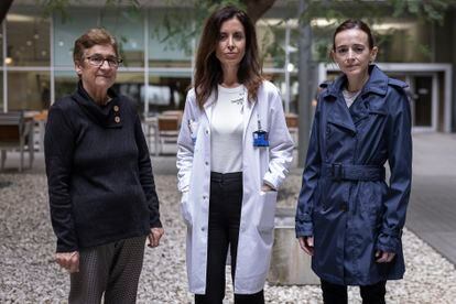 Belén Goméz, the patient (right) and her mother, Mari Carmen Conde (left), together with the neurosurgeon who operated on her, Gloria Villalba, at the Hospital del Mar in Barcelona. 