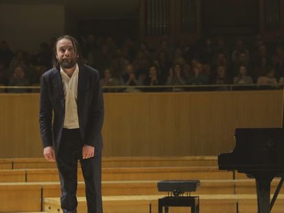 El pianista Daniil Trifonov recibe los aplausos del público al principio de su recital, en el Auditorio Nacional de Madrid.