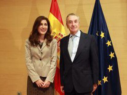 La vicepresidenta de la CBNMC, María Fernández con el presidente, José María Marín.