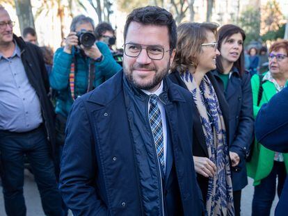 El presidente de la Generalitat, Pere Aragonès, llegaba el miércoles al juicio de la consejera de Acción Exterior, Meritxell Serret (detrás), en Barcelona.