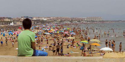 Bañistas disfrutan en la playa de la Malvarrosa de Valencia.