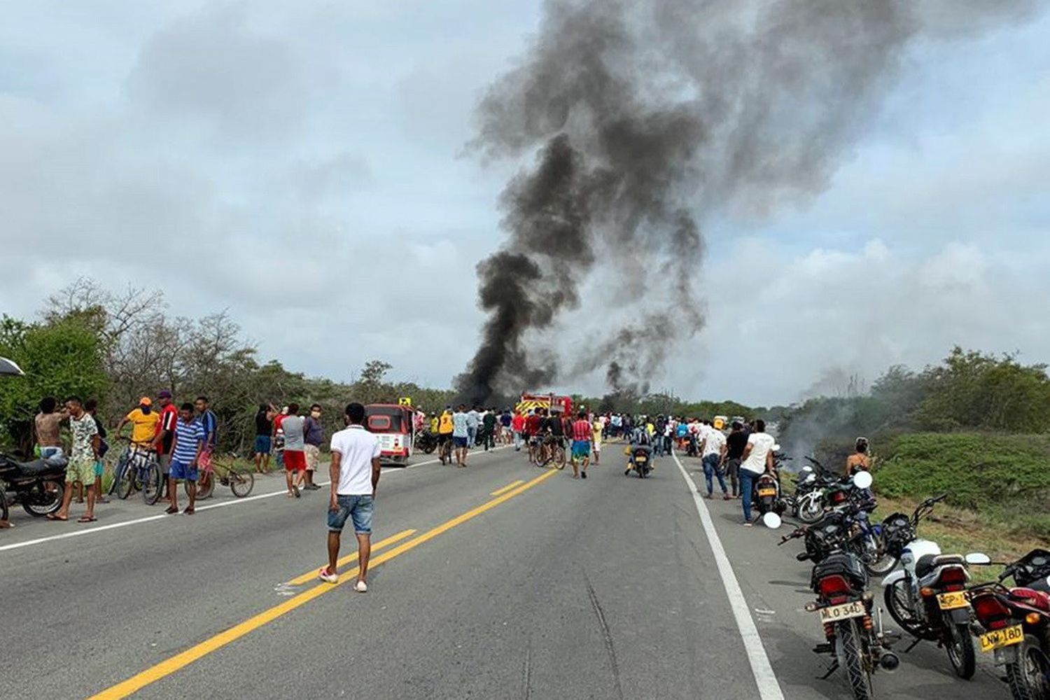 Fotografía cedida por la Alcaldía de Pueblo Viejo del momento en que explota el camión.