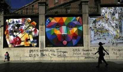 Los muros que rodean Tabacalera, en el madrileño barrio de Lavapiés, en agosto de 2016. 
 
