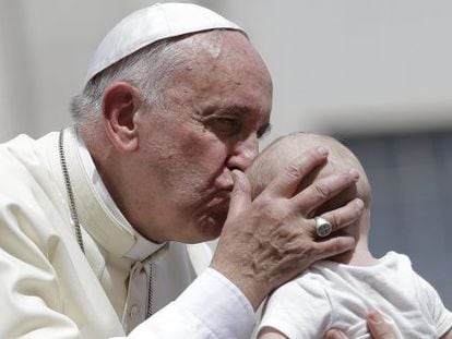 El papa Francesc fa un petó a un nadó, el 17 de juny passat, al Vaticà.
