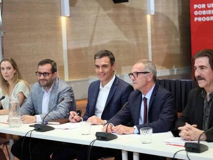 Pedro Sánchez, en una de las reuniones que ha mantenido a principios de agosto con colectivos. En vídeo, declaraciones de Carmen Calvo en Cadena SER.
